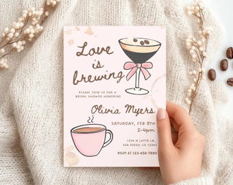 Puede incluir: Una invitación de despedida de soltera rosa con texto marrón que dice "Love is brewing". La invitación presenta una ilustración de dibujos animados de una taza de café y una copa de cóctel con una cinta rosa. El texto también incluye el nombre de la novia, la fecha y la hora de la despedida de soltera, y la dirección.