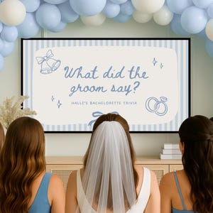 Puede incluir: Un juego de trivia para despedida de soltera con el texto "What did the groom say?" en un diseño azul y blanco. El juego está rodeado de globos azules y blancos. Tres mujeres están en primer plano.