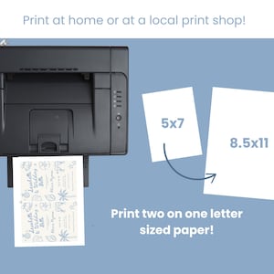 Peut inclure: Une imprimante noire imprime un faire-part de mariage. L'image comprend deux feuilles de papier blanches, une de 12,7x17,8 cm et une de 21,6x27,9 cm. Le texte de l'image indique : "Imprimez &agrave; la maison ou dans une imprimerie locale !" et "Imprimez deux sur une feuille de papier au format lettre !"