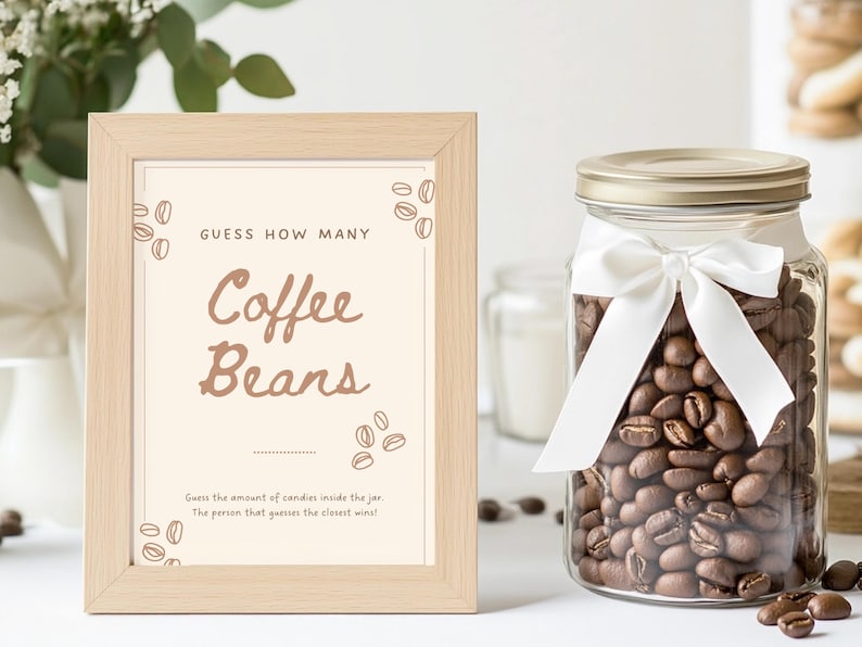 Może przedstawiać: Ramka z napisem "GUESS HOW MANY Coffee Beans" i słoik wypełniony ziarnami kawy. Słoik jest przewiązany białą wstążką.