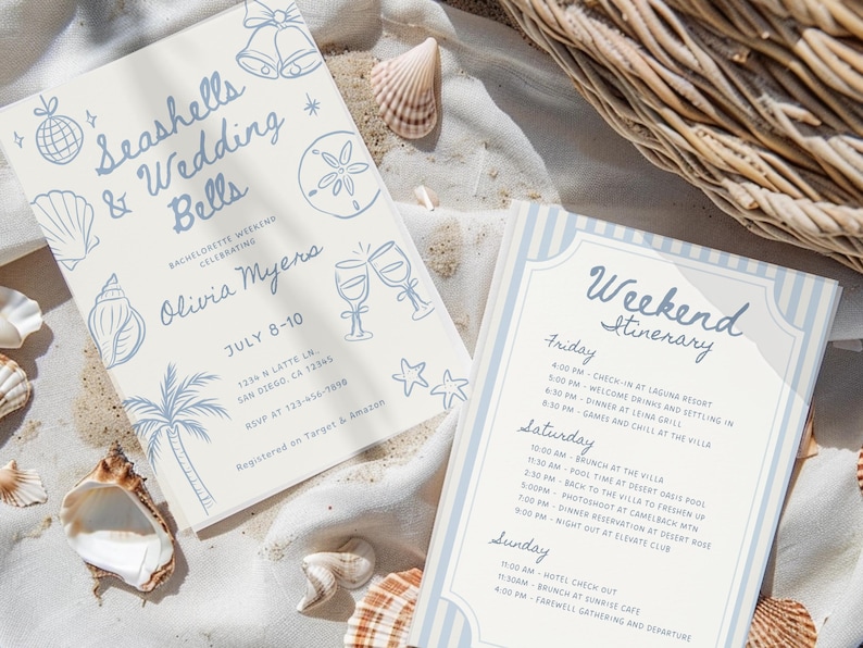 Peut inclure: Deux invitations avec du texte et des illustrations bleues sur fond cr&egrave;me. L'une dit "Seashells & Wedding Bells" et l'autre est un itin&eacute;raire de week-end. Des coquillages et un panier en osier sont en arri&egrave;re-plan.