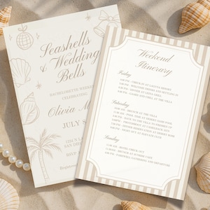Może przedstawiać: Dwie kremowe karty zaproszeń ślubnych z ilustracjami muszli i palm. Jedna karta zawiera tekst "Seashells & Wedding Bells", a druga przedstawia plan weekendu. Karty otoczone są muszlami i perłami.