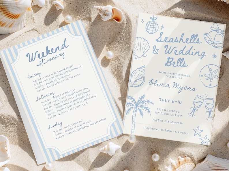 Peut inclure: Deux cartons d'invitation sur du sable avec des coquillages et des perles. L'un dit "Itin&eacute;raire du week-end" avec un programme. L'autre dit "Coquillages et cloches de mariage" avec les d&eacute;tails de l'&eacute;v&eacute;nement et le nom d'Olivia Myers.