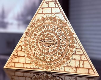 Mandala de Pirâmide de OVNI – Peça de Arte em Madeira em Camadas Gravada a Laser