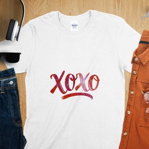 Verspielter 'XOXO' handgeschriebener Stil mit bunten Herzen, lustigem und fröhlichem Text auf weißem Hintergrund, PNG SVG Digital Download