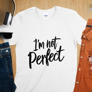 Scritto a mano in stile pennellata casual "Non sono perfetto", testo in inchiostro nero su sfondo bianco, download digitale PNG SVG