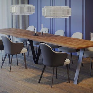 Könnte beinhalten: Ein langer Esstisch aus Holz mit dunkler Holzoptik und einem schwarzen Metallgestell. Der Tisch ist mit Stühlen ausgestattet und hat ein modernes Design.