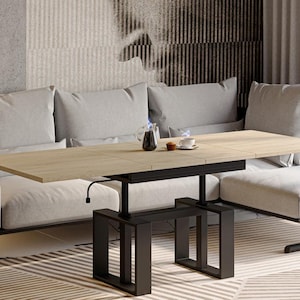 Könnte beinhalten: Moderne Wohnzimmereinrichtung mit einem hellgrauen Ecksofa und einem höhenverstellbaren Couchtisch aus Holz. Der Tisch wird von einem schwarzen Metallrahmen getragen. Auf dem Tisch steht ein kleines Kaffeeservice.