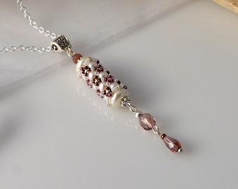 Beadwoven pendant with pearls in white and purple