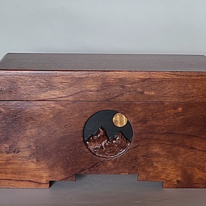 Caja de reloj y billetera, caja de alijo, madera de Bubinga, luna llena sobre montañas