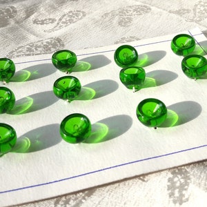 Grüne Glasknopfkarte, 12er-Set, klein, 10 mm, 3/8 Zoll, 1950er 1960er 1970er Vintage österreichischer Kristall