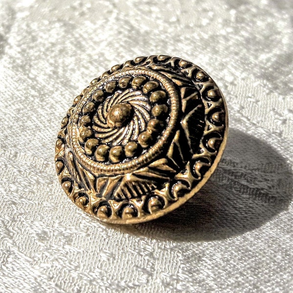 decorative gold buttons, 18 mm 3/4 inch, set of 5, vintage traditional Austrian German Tracht, intricate geometric design on brass buttons