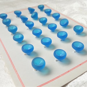 Mat caraïbisch blauw, glazen knopkaart, set van 24, klein 9 mm, 2/3 inch, babyjongen, helderblauw, Oostenrijks kristal, jaren 1950, 1960, 1970