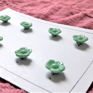 Hellgrüne Gänseblümchen Glasknopfkarte, 8er Set, klein 11 mm 3/8 Zoll, geschlechtsneutraler Kinderknopf, Kleidungsstück für Baby
