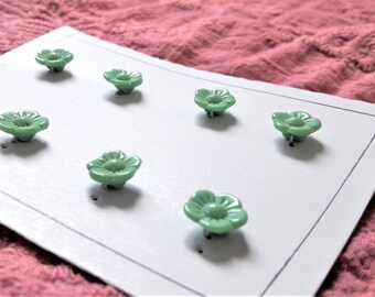 Pale green daisy glass button card, set of 8, small 11 mm 3/8 inch, gender-neutral child button, garment for baby