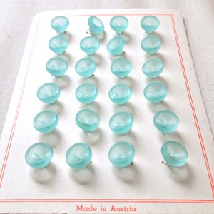 gefrostete blaue Glas Knöpfe, Karte von 24, 9 mm 3/8 Zoll, Vintage handgemachte österreichische Kristall in Baby Blau, süße Knöpfe für Baby Geschenk
