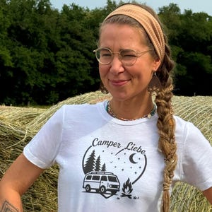 Camper Love Women&#39;s T-Shirt - Camping Shirt with Bulli & Campfire Motif / Gift for Vanlife Fans
