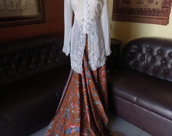 Witte vintage kebaya-set met zeldzame batik Tiga Negeri | Geborduurde bruidsblouse | Traditionele Indonesische formele kleding