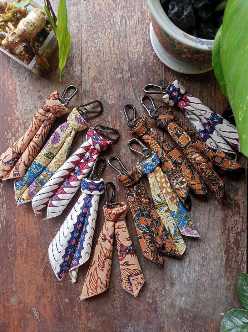 Cloth Keychain Patterns Scarf Keychain Batik Tulis | Hand-drawn Knot Bag Charm | Custom ...