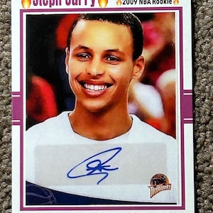 Puede incluir: Tarjeta de baloncesto de Steph Curry, novato de 2009. La tarjeta presenta un retrato de Curry, su firma y el logo de los Warriors. El texto incluye "Steph Curry", "2009 NBA Rookie" y estadísticas: 17,5 puntos, 5,9 asistencias y 4,5 rebotes.