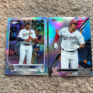 Puede incluir: Dos tarjetas de béisbol con Juan Soto de los Nacionales de Washington. Una tarjeta es de la serie Chrome All-Star Game, y la otra es de la serie Finest. Ambas tarjetas muestran a Soto con su uniforme de los Nacionales.