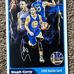 Pode incluir: Um cartão de estreante de Steph Curry de 2009 com várias imagens do jogador de basquete com o uniforme do Golden State Warriors. O cartão tem uma borda azul e inclui o texto "Steph Curry Golden State Warriors" e "2009 Rookie Card 1,000 Made."