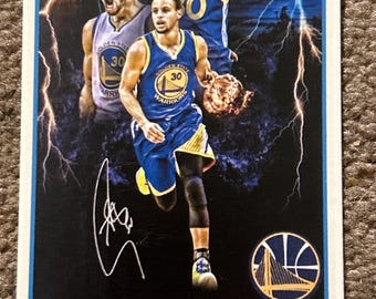 Könnte beinhalten: Eine Steph Curry Rookie Card von 2009 mit mehreren Bildern des Basketballspielers in Aktion, der ein blaues und goldenes Golden State Warriors-Trikot trägt. Die Karte hat einen blauen Rand und enthält die Unterschrift des Spielers.