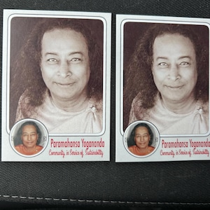 Puede incluir: Dos tarjetas rectangulares con un retrato en tonos sepia de un hombre con cabello rizado. Las tarjetas incluyen el texto "Paramahansa Yogananda Community, in Service of, Sustainability."