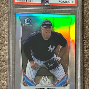 Puede incluir: Una tarjeta de béisbol con Aaron Judge, un jugador de béisbol de los New York Yankees. La tarjeta es de la serie Bowman Chrome Top Pros 2014. La tarjeta está numerada #CTP39 y está calificada como mint 9.