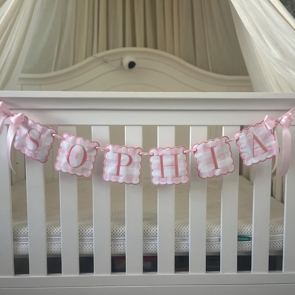 Banner personalizado con el nombre del bebé, banner con lazo festoneado, banner bordado para bebé, banner rosa y blanco con el nombre del bebé, banner bordado personalizado