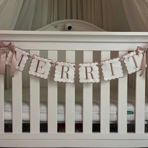 Striscione personalizzato con nome per neonati, striscione con nome a fiocco smerlato, striscione ricamato per neonati, striscione rosa e bianco con nome per neonati, striscione ricamato personalizzato