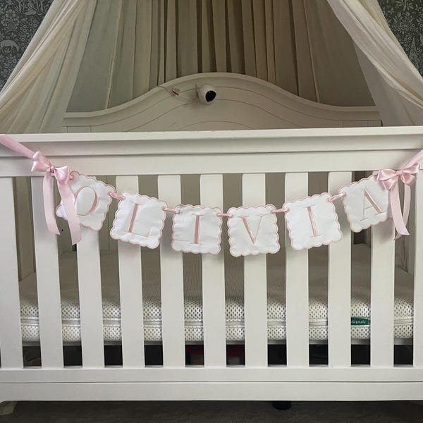 Banner personalizado con el nombre del bebé, banner con lazo festoneado, banner bordado para bebé, banner rosa y blanco con el nombre del bebé, banner bordado personalizado