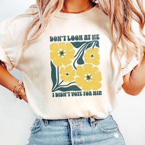Schau mich nicht an, ich habe nicht für ihn gestimmt Shirt, Anti-Trumpf-Feminist-Shirt, weibliche Wut Retro Blumenmädchen Power T-Shirt, Comfort Colors® Shirt