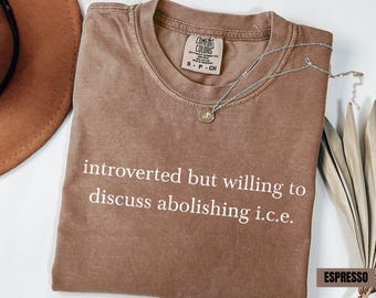 Camiseta "Abolir el Hielo: Ningún Humano es Ilegal" con Colores Confortables®, Camiseta "Abolir el Hielo: Mapache Político", Camiseta "Pro Inmigrantes", Camiseta "DACA", Camiseta "Justicia Social"