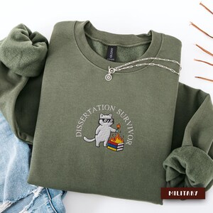 Sudadera bordada con gato de graduación de doctorado, suéter de superviviente de tesis doctoral, regalo de doctorado, regalo de graduación de doctorado para estudiantes de doctorado.