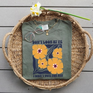 Schau mich nicht an, ich habe nicht für ihn gestimmt Shirt, Anti-Trumpf-Feminist-Shirt, weibliche Wut Retro Blumenmädchen Power T-Shirt, Comfort Colors® Shirt