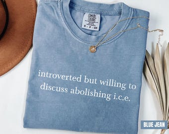 Camiseta "Abolir el Hielo: Ningún Humano es Ilegal" con Colores Confortables®, Camiseta "Abolir el Hielo: Mapache Político", Camiseta "Pro Inmigrantes", Camiseta "DACA", Camiseta "Justicia Social"