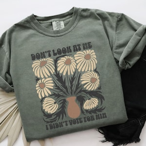 Schau mich nicht an, ich habe nicht für ihn gestimmt Shirt, Anti-Trumpf-Feminist-Shirt, weibliche Wut Retro Blumenmädchen Power T-Shirt, Comfort Colors® Shirt