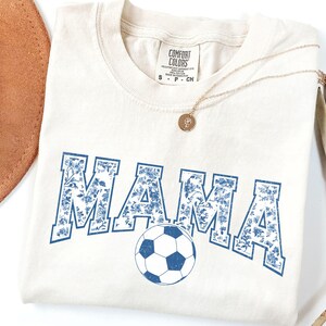 Fußball Mama Spieltag Shirt, Retro Fußball Mama Komfort Farben Tshirt für Frauen, Geschenk für Fußball Mutter, Fußball Saison Geschenke, Fußball T Shirt