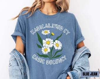Maglietta "Radicalized by Basic Decency Comfort Colors", maglietta retrò per la protesta contro la giustizia sociale, maglietta anti-Trump, maglietta floreale per i diritti umani liberali
