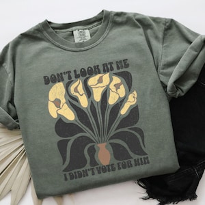 Schau mich nicht an, ich habe nicht für ihn gestimmt Shirt, Anti-Trumpf-Feminist-Shirt, weibliche Wut Retro Blumenmädchen Power T-Shirt, Comfort Colors® Shirt