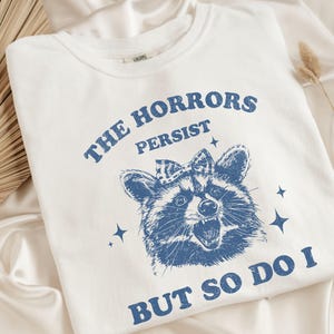 Die Horrors bestehen aber ich Waschbär-Shirt, psychische Gesundheit Kokette Waschbär-Shirt, lustige Waschbär-Crewneck sarkastische Angst Meme Tshirt,