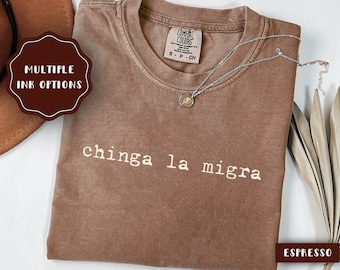 Camiseta Chinga La Migra, Abolir ICE, Pro Inmigración, Colores Cómodos®, Derechos Humanos, Gato, Antifascismo, Anti ICE, Regalo Divertido para Inmigrantes