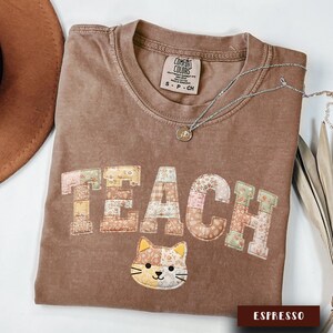 Camiseta Patchwork para Professores, Camiseta Comfort Colors® Teach Cat para Volta às Aulas, Presente Fofo para Agradecimento aos Professores, Camiseta Retrô com Estampa de Patchwork para Professores