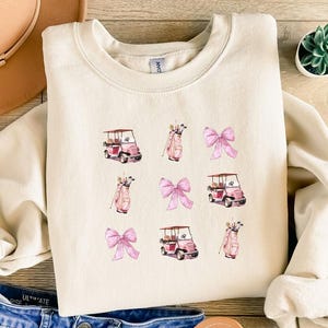ゴルフコケット スウェットシャツ、女性用ガールズ ゴルフ スウェットシャツ、ゴルフ愛好家へのゴルフギフト、T シャツ、ガーリー ゴルフ シャツ、ピンク ゴルフ シャツ。
