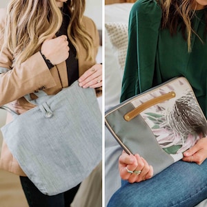 Puede incluir: Dos mujeres sostienen diferentes bolsos. La mujer de la izquierda sostiene un bolso tote azul claro con una correa marrón. La mujer de la derecha sostiene una funda para portátil gris y blanca con una correa de cuero marrón y un diseño floral.