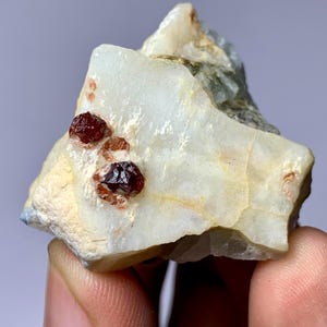 Cristais de granada em feldspato na região de Skardu, Paquistão.