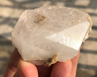 Morganita rosa natural grabada con terminación, procedente de Skardu, Pakistán.