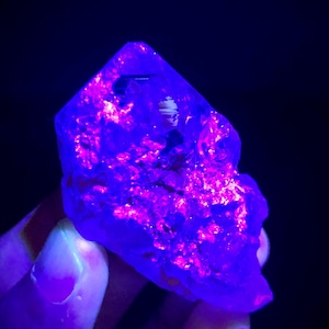 78 Grams of UV Reactive Petroleum Quartz Crystal, Petroleum Quartz, Quartz, Petroleum Crystal, UV Reactive Crystal, Petroleum Specimen.