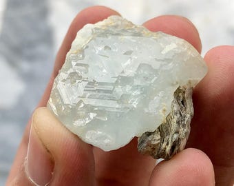 美しいブルーカラーのアクアマリンクリスタル、ショール、マイカ